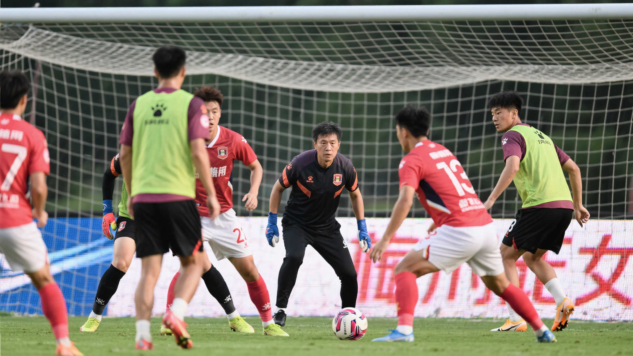 在联赛前几轮，梅州客家队的表现并不理想，连续失利让