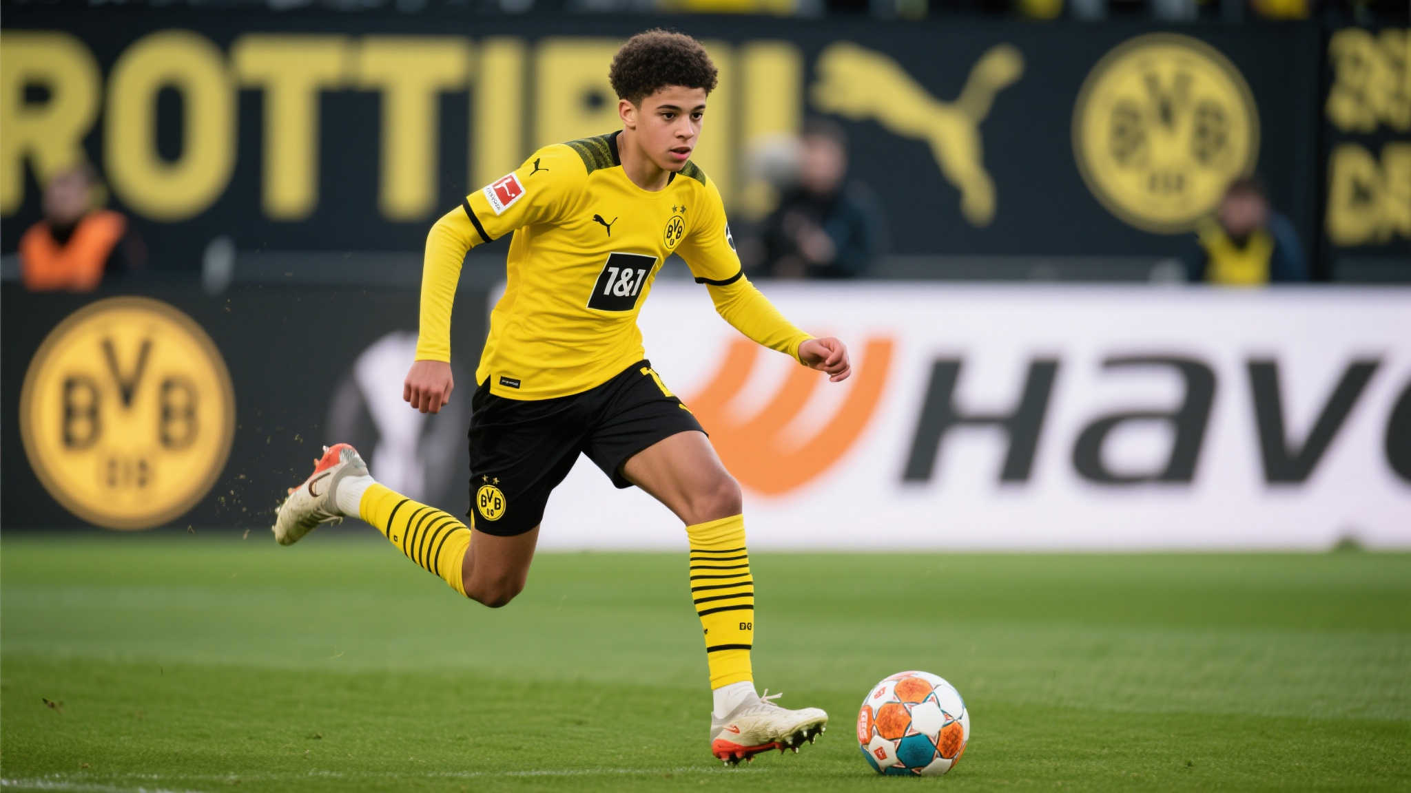 埃贝尔锁定吉滕斯,多特标价超6000万欧 出生于2003年的安德烈·吉滕斯是一名优秀的前锋,